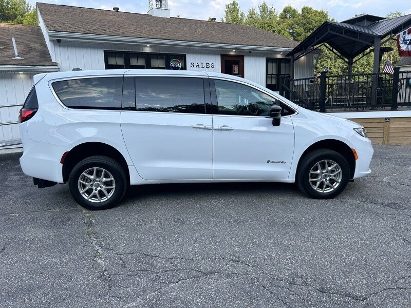2024 Chrysler Pacifica Touring - HANDICAP VAN Webster MA 2024 Chrysler Pacifica Touring - HANDICAP VAN Webster MA