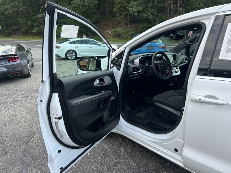 2024 Chrysler Pacifica Touring - HANDICAP VAN Webster MA 2024 Chrysler Pacifica Touring - HANDICAP VAN Webster MA