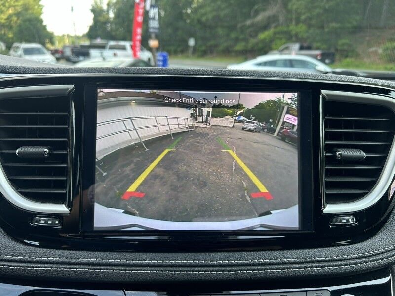 2024 Chrysler Pacifica Touring - HANDICAP VAN Webster MA 2024 Chrysler Pacifica Touring - HANDICAP VAN Webster MA