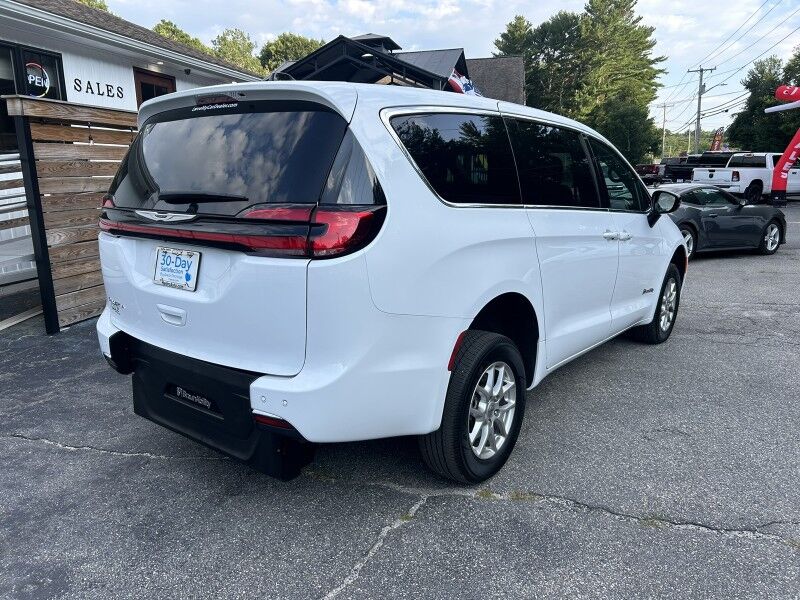 2024 Chrysler Pacifica Touring - HANDICAP VAN Webster MA 2024 Chrysler Pacifica Touring - HANDICAP VAN Webster MA