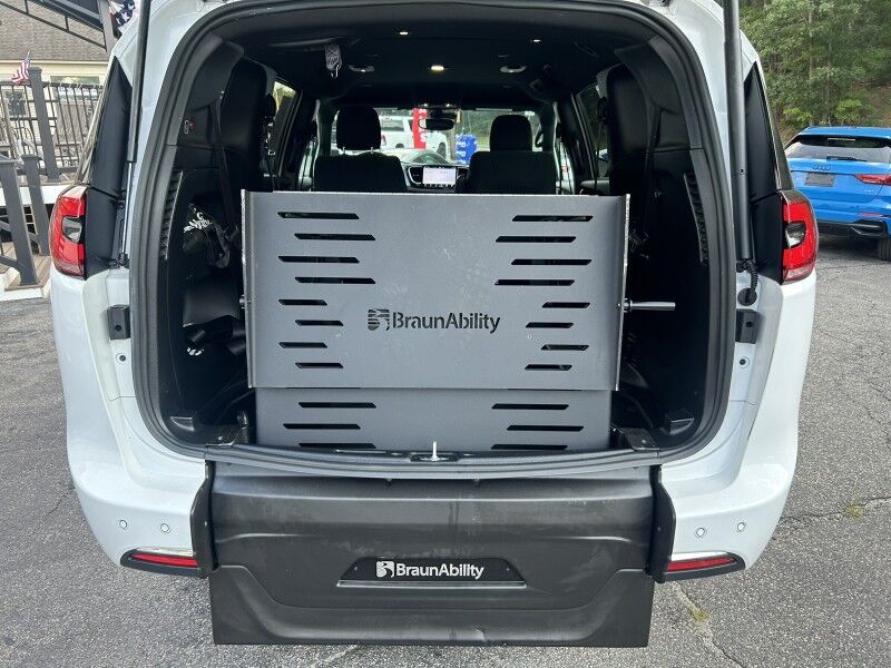 2024 Chrysler Pacifica Touring - HANDICAP VAN Webster MA 2024 Chrysler Pacifica Touring - HANDICAP VAN Webster MA