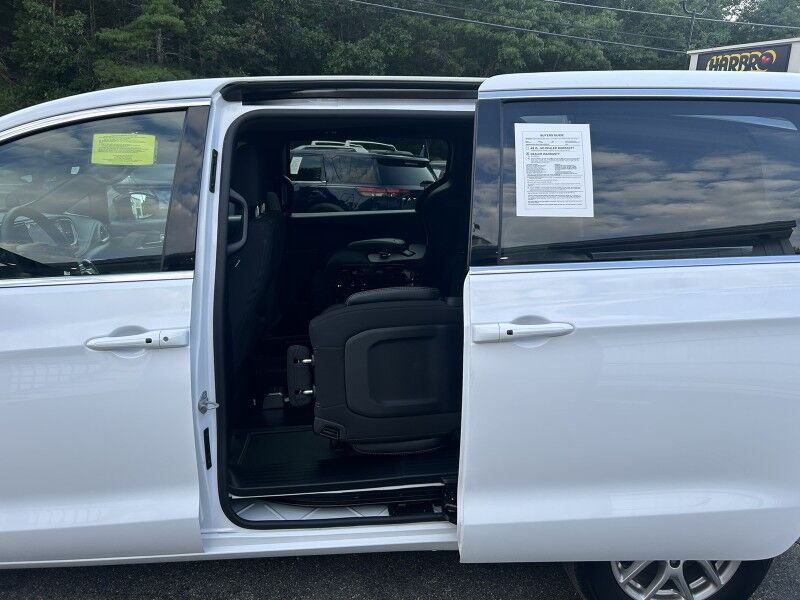 2024 Chrysler Pacifica Touring - HANDICAP VAN Webster MA 2024 Chrysler Pacifica Touring - HANDICAP VAN Webster MA
