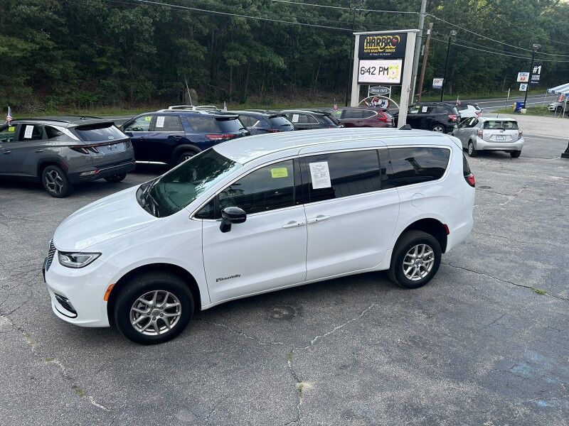 2024 Chrysler Pacifica Touring - HANDICAP VAN Webster MA 2024 Chrysler Pacifica Touring - HANDICAP VAN Webster MA