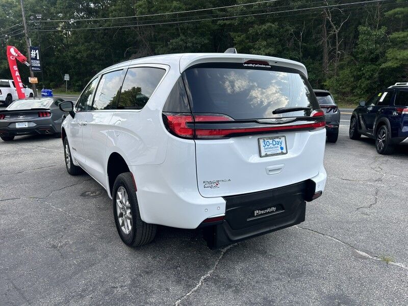 2024 Chrysler Pacifica Touring - HANDICAP VAN Webster MA 2024 Chrysler Pacifica Touring - HANDICAP VAN Webster MA