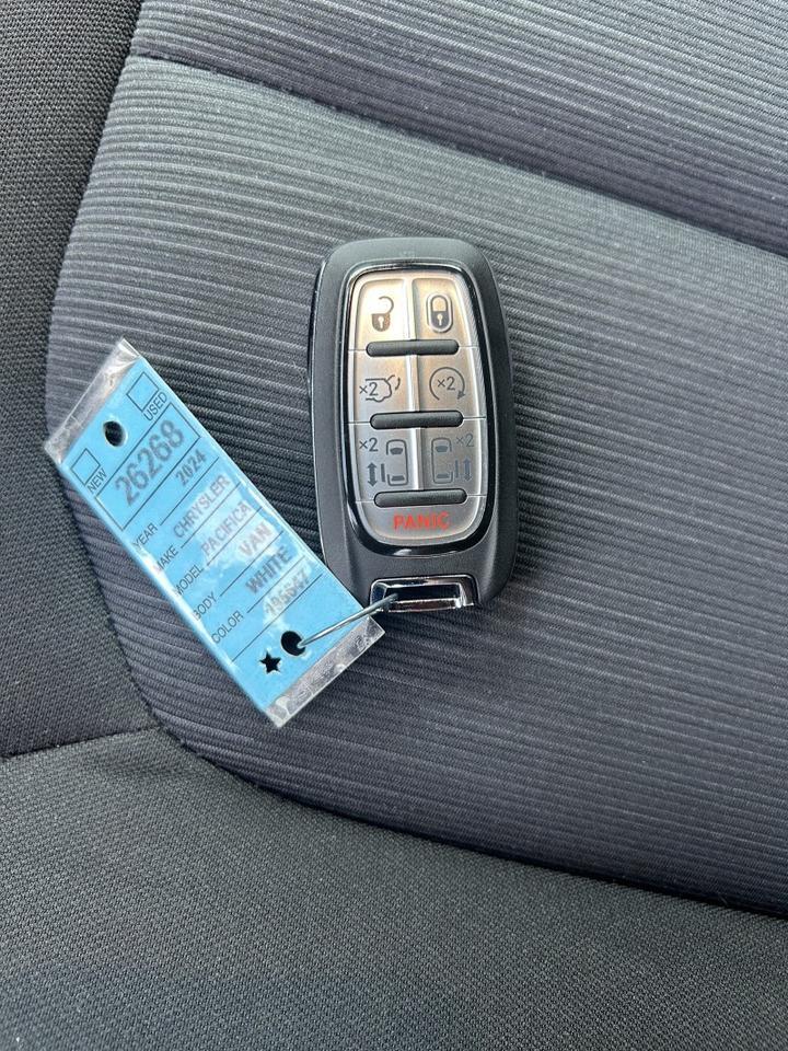 2024 Chrysler Pacifica Touring - HANDICAP VAN Webster MA 2024 Chrysler Pacifica Touring - HANDICAP VAN Webster MA