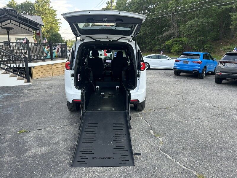 2024 Chrysler Pacifica Touring - HANDICAP VAN Webster MA 2024 Chrysler Pacifica Touring - HANDICAP VAN Webster MA