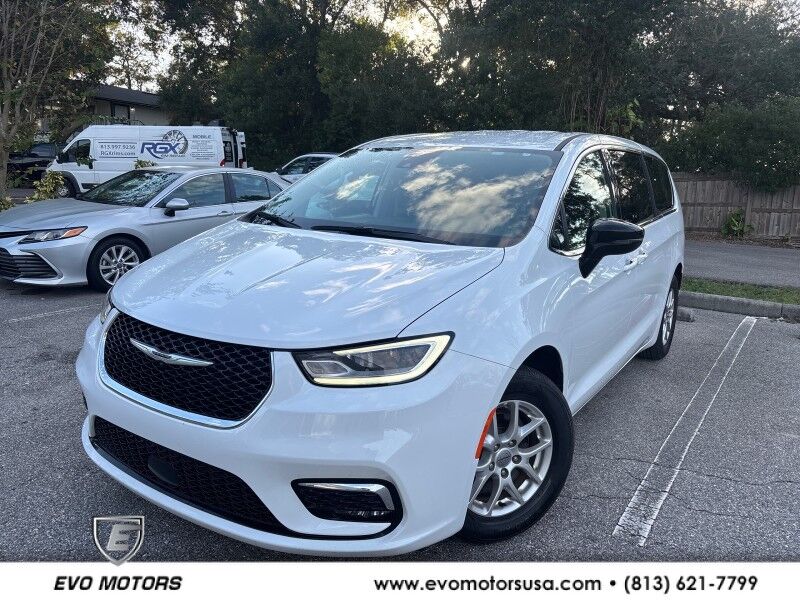 2024 Chrysler Pacifica Touring L's photo