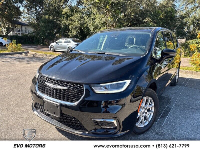 2024 Chrysler Pacifica Touring L's photo