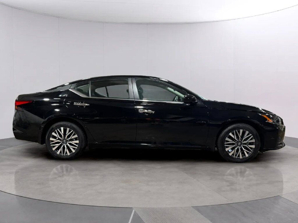 2024 Nissan Altima 2.5 SV w/Premium Pkg