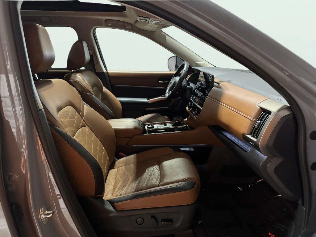 2024 Nissan Pathfinder Platinum w/Captain's Chairs &amp; Black Appearance Pkg San Clemente CA