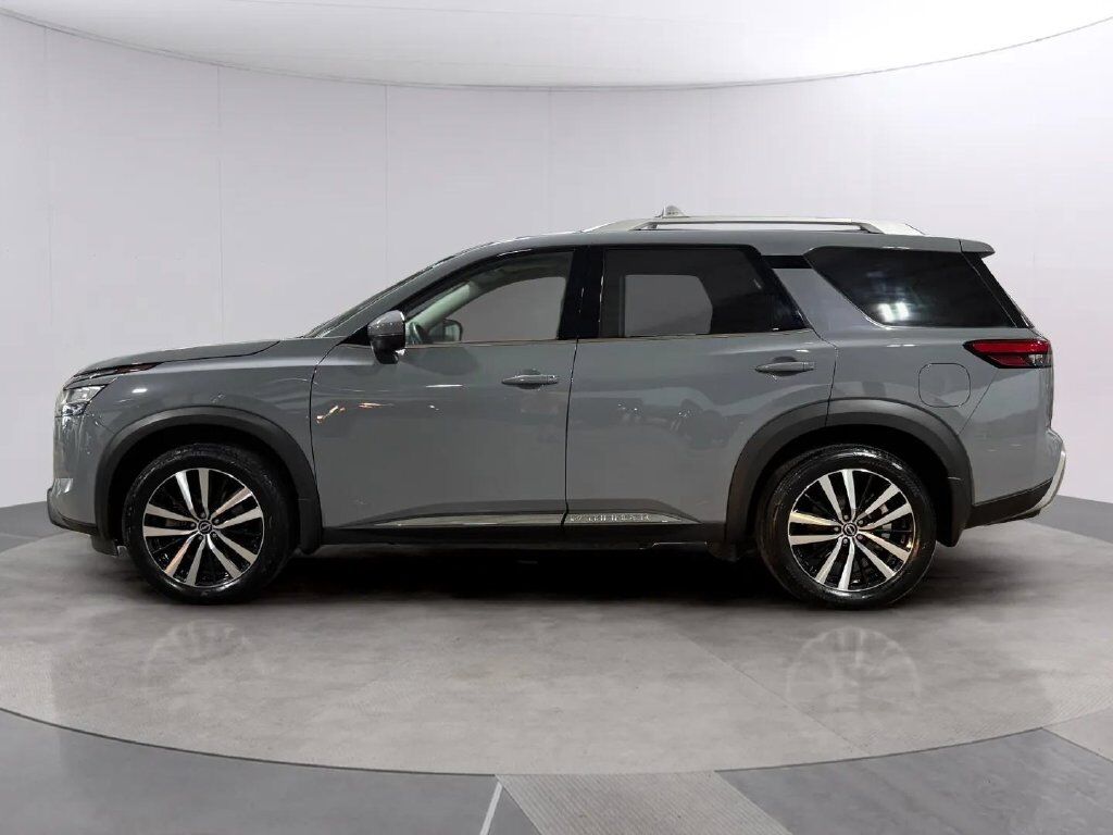 2024 Nissan Pathfinder Platinum w/Captain's Chairs &amp; Black Appearance Pkg San Clemente CA