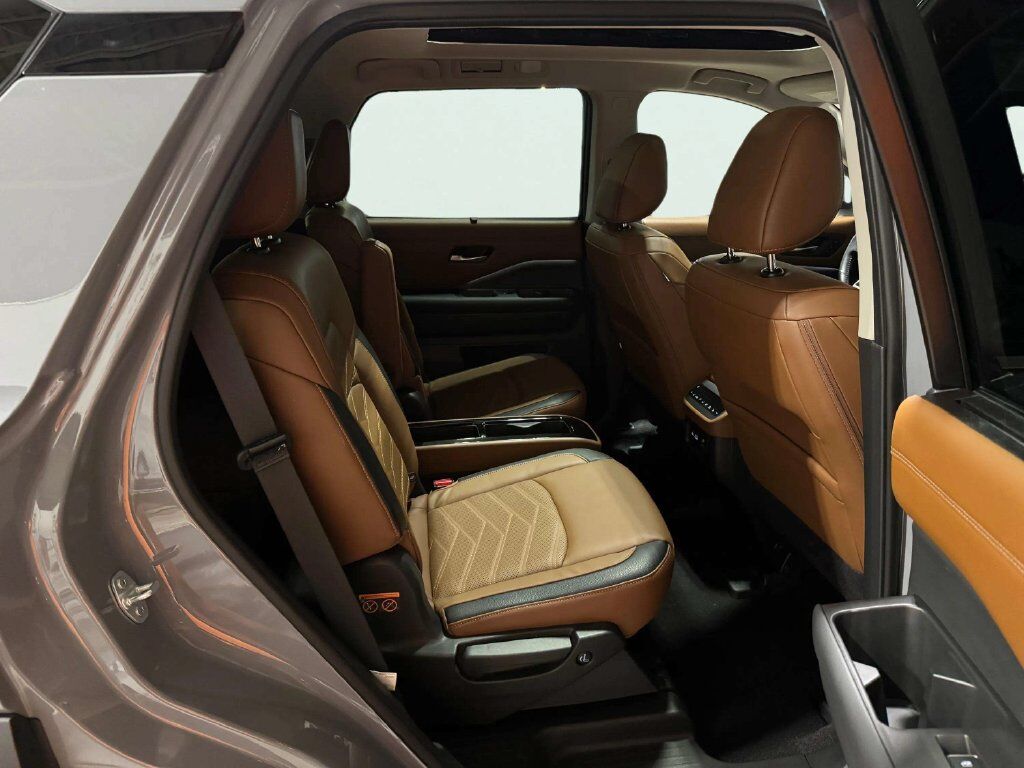 2024 Nissan Pathfinder Platinum w/Captain's Chairs &amp; Black Appearance Pkg San Clemente CA