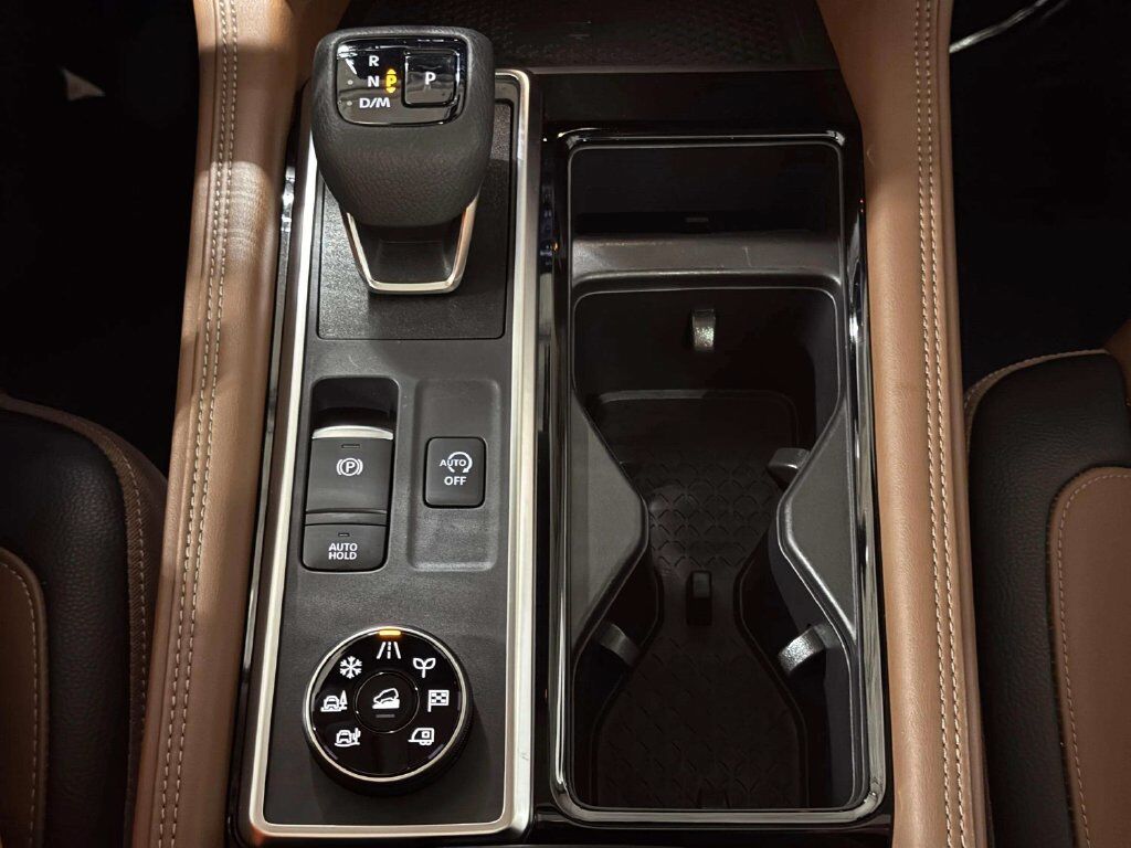 2024 Nissan Pathfinder Platinum w/Captain's Chairs &amp; Black Appearance Pkg San Clemente CA