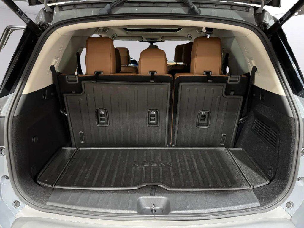 2024 Nissan Pathfinder Platinum w/Captain's Chairs &amp; Black Appearance Pkg San Clemente CA