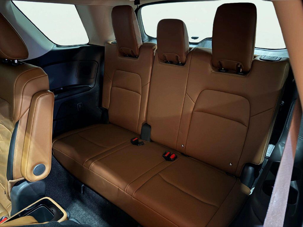 2024 Nissan Pathfinder Platinum w/Captain's Chairs &amp; Black Appearance Pkg San Clemente CA