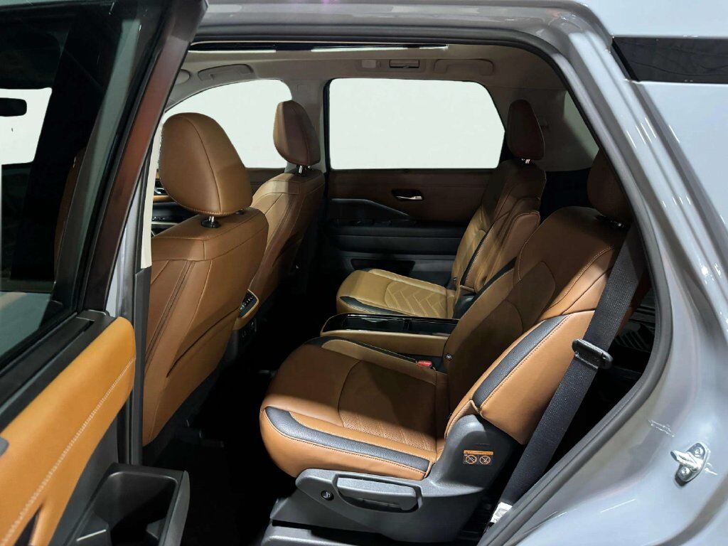 2024 Nissan Pathfinder Platinum w/Captain's Chairs &amp; Black Appearance Pkg San Clemente CA