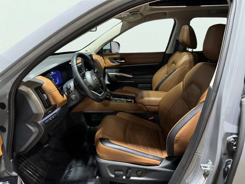 2024 Nissan Pathfinder Platinum w/Captain's Chairs &amp; Black Appearance Pkg San Clemente CA