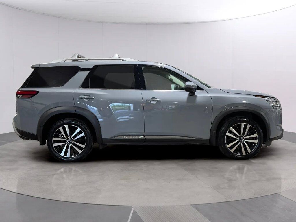 2024 Nissan Pathfinder Platinum w/Captain's Chairs &amp; Black Appearance Pkg San Clemente CA