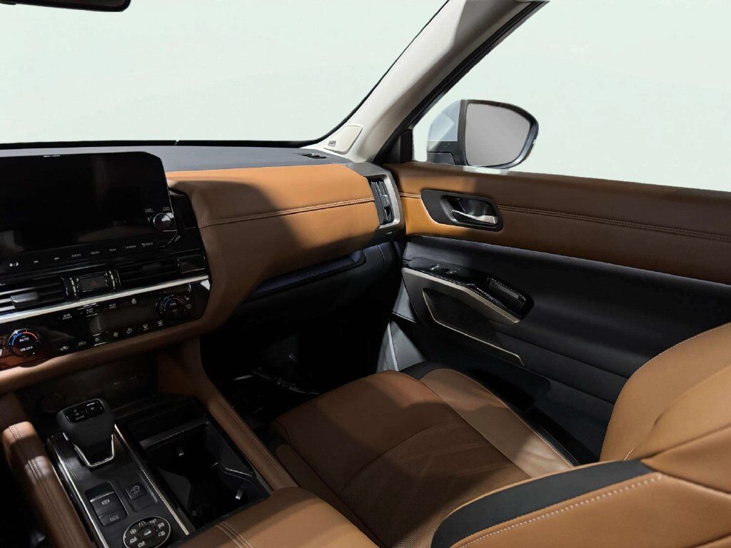 2024 Nissan Pathfinder Platinum w/Captain's Chairs &amp; Black Appearance Pkg San Clemente CA