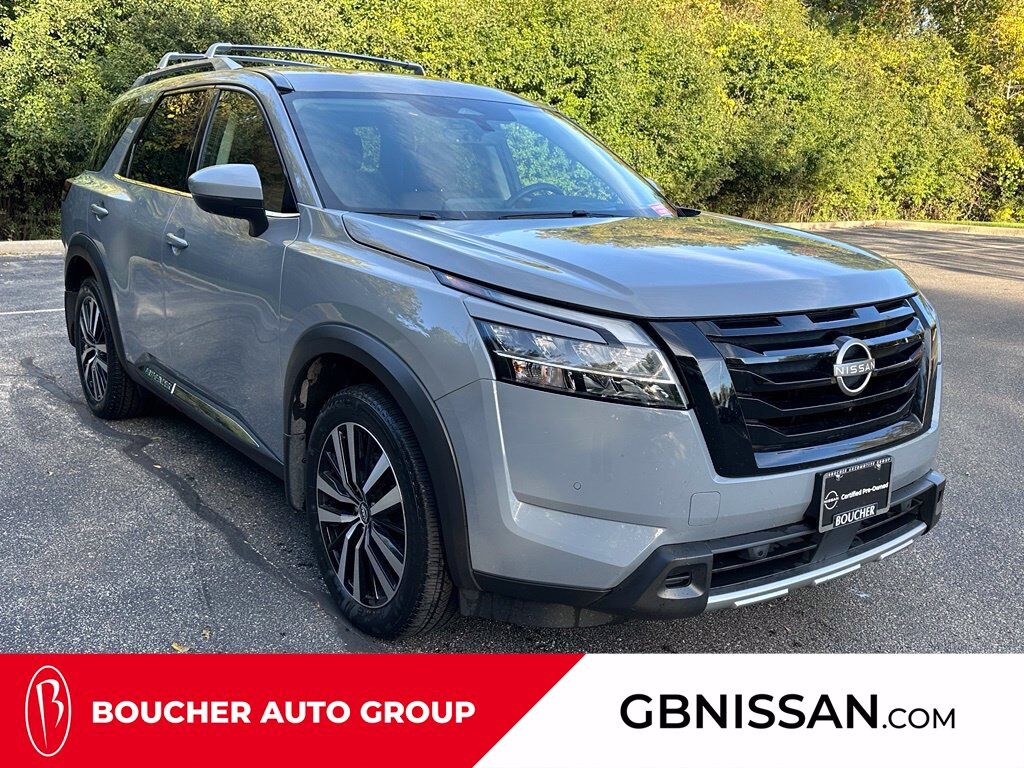 2024 Nissan Pathfinder Platinum w/Captain's Chairs &amp; Black Appearance Pkg