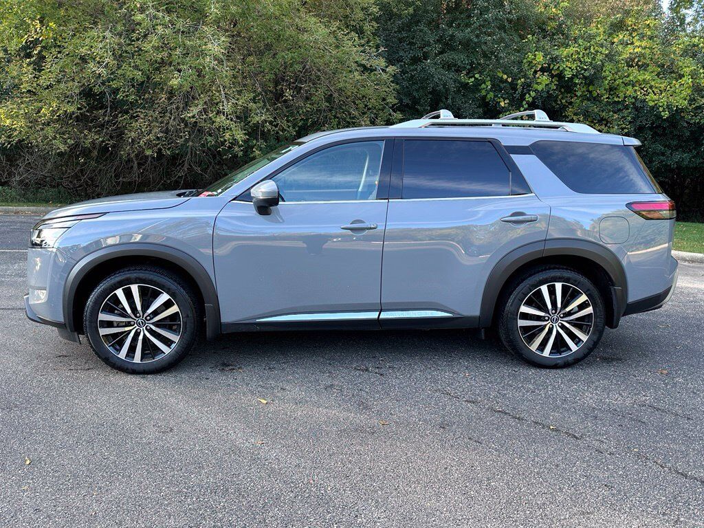 2024 Nissan Pathfinder Platinum w/Captain's Chairs &amp; Black Appearance Pkg San Clemente CA