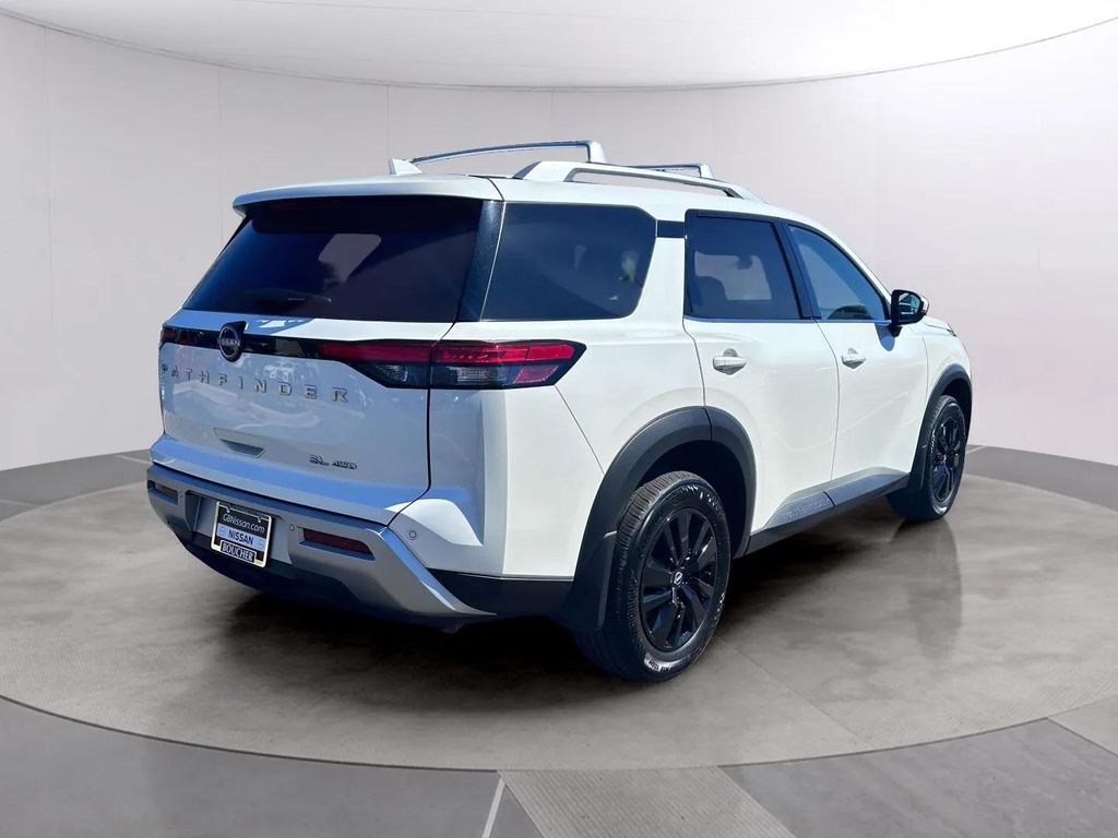 2024 Nissan Pathfinder SL