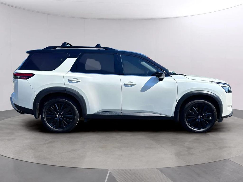 2024 Nissan Pathfinder SL w/Premium Pkg