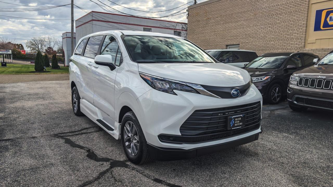 2024 Toyota Sienna LE WHEELCHAIR ACCESSIBLE 2024 Toyota Sienna LE WHEELCHAIR ACCESSIBLE