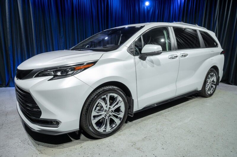 2024 Toyota Sienna Platinum's photo