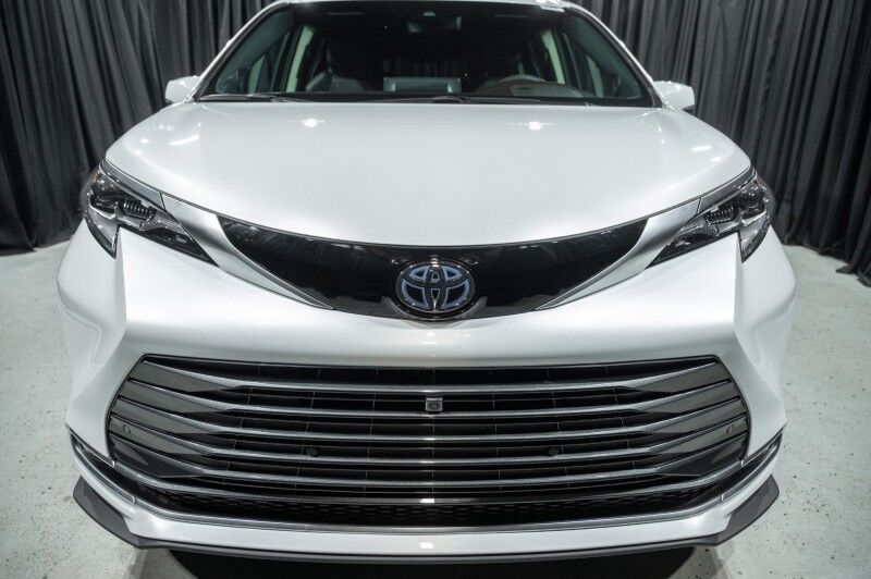 2024 Toyota Sienna Platinum's photo