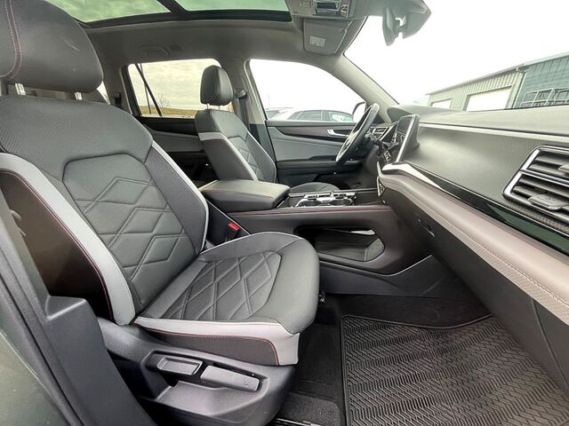 2024 Volkswagen Atlas 2.0T Peak Edition SE w/Technology Oshkosh WI