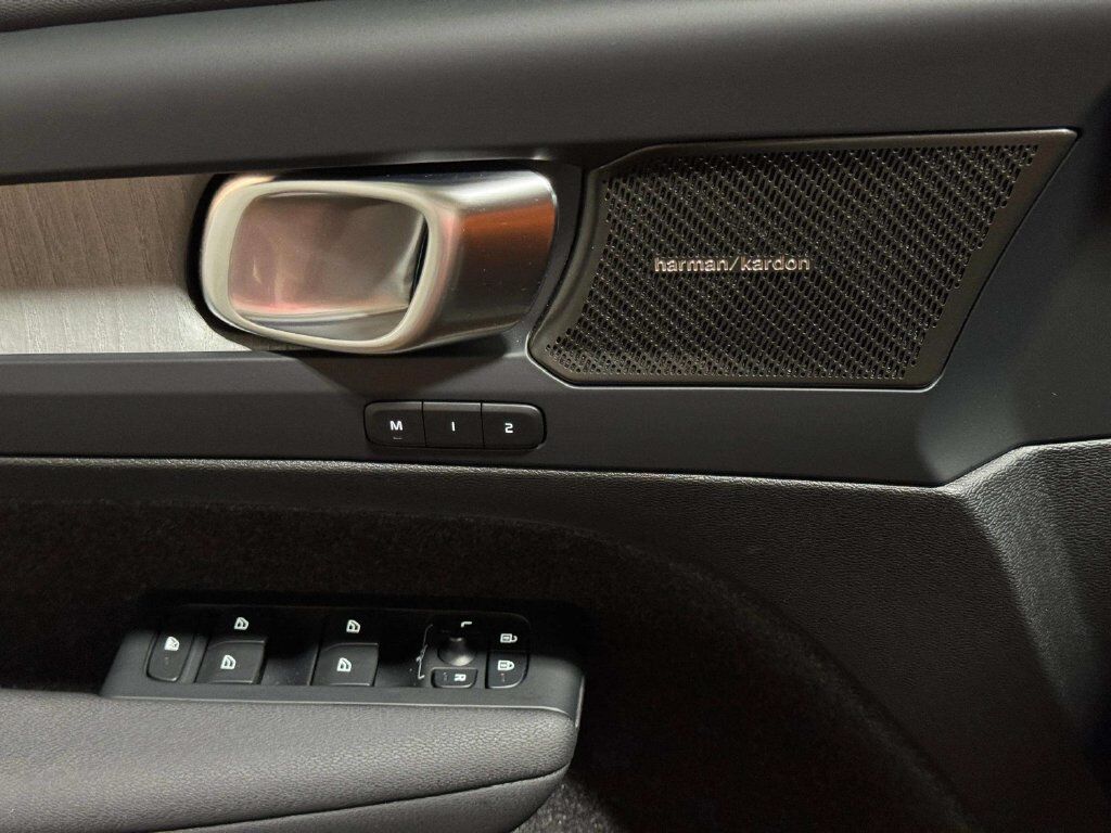 2024 Volvo XC40 B5 Plus Bright Theme w/Climate Pkg San Clemente CA