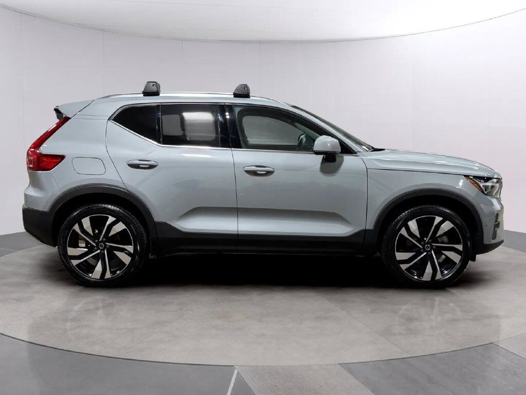 2024 Volvo XC40 B5 Plus Bright Theme w/Climate Pkg