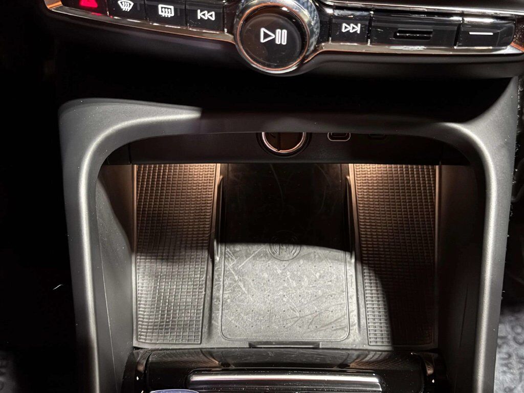 2024 Volvo XC40 B5 Plus Bright Theme w/Climate Pkg San Clemente CA