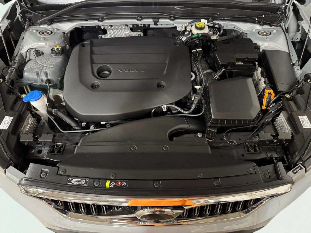 2024 Volvo XC40 B5 Plus Bright Theme w/Climate Pkg San Clemente CA
