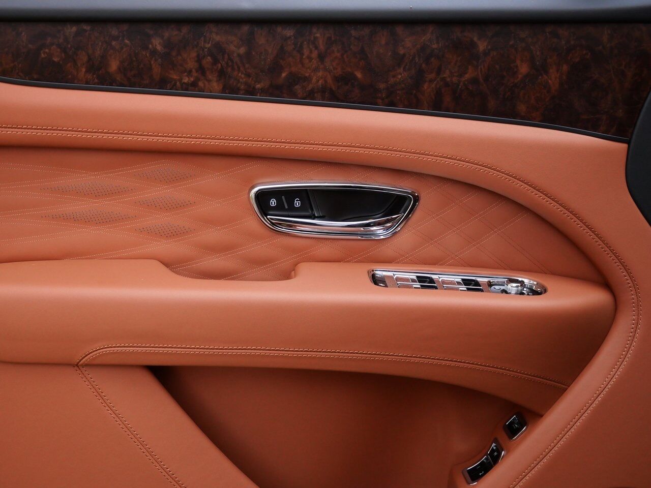 2025 Bentley Bentayga Atelier Edition V8 Lawrence KS