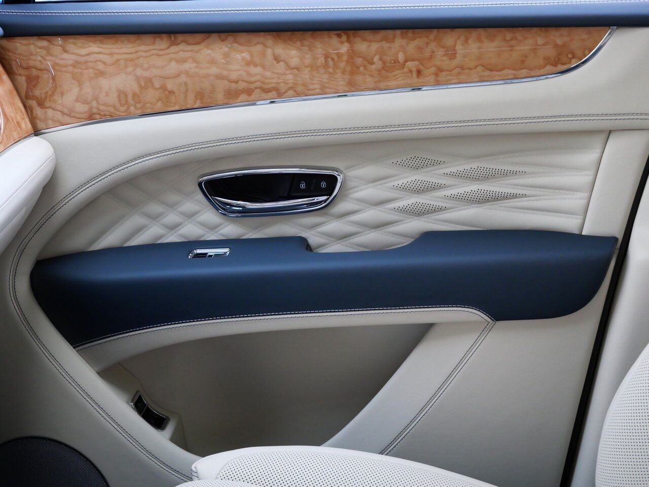 2025 Bentley Bentayga Azure Lawrence KS