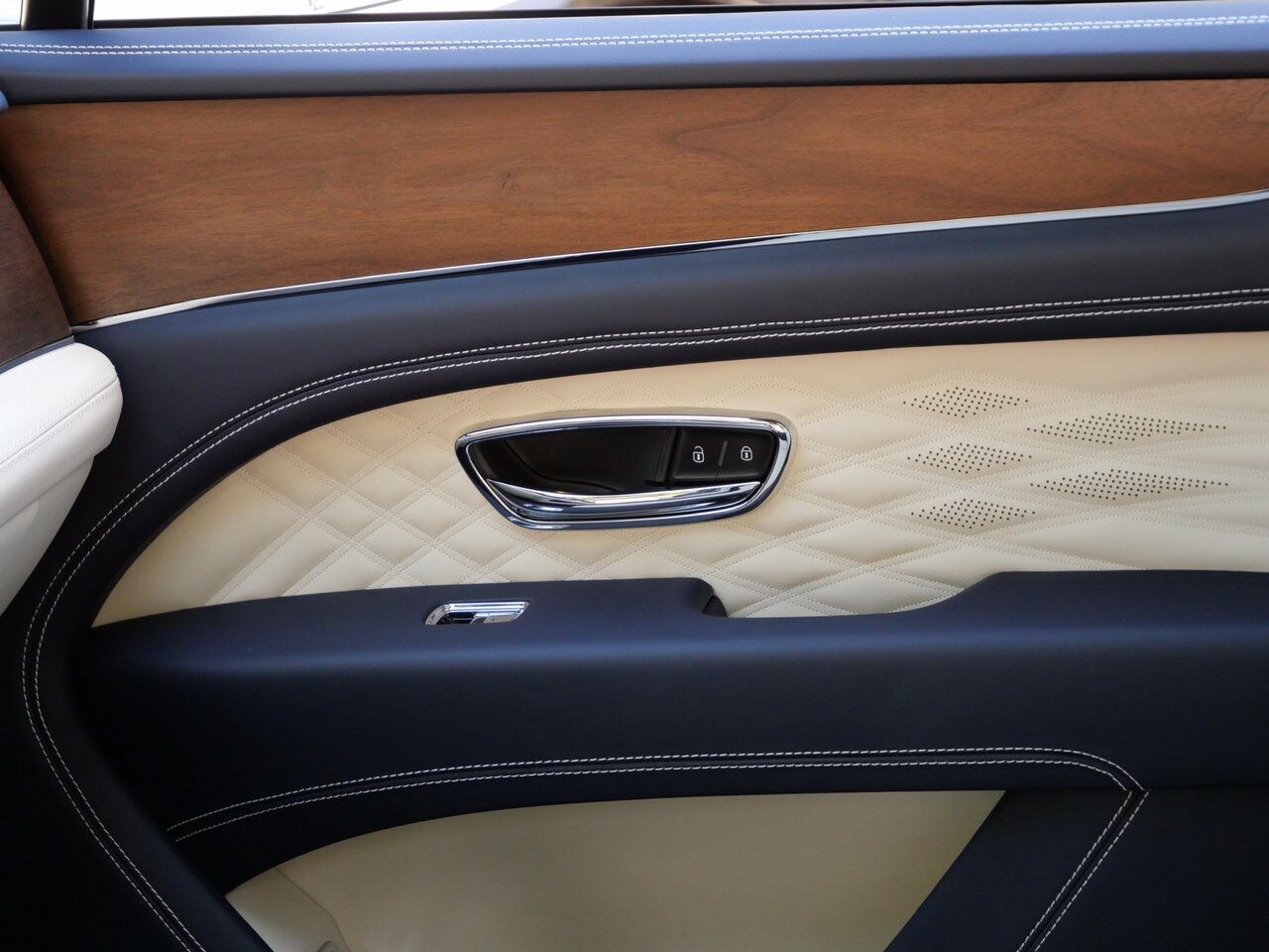 2025 Bentley Bentayga Azure Lawrence KS