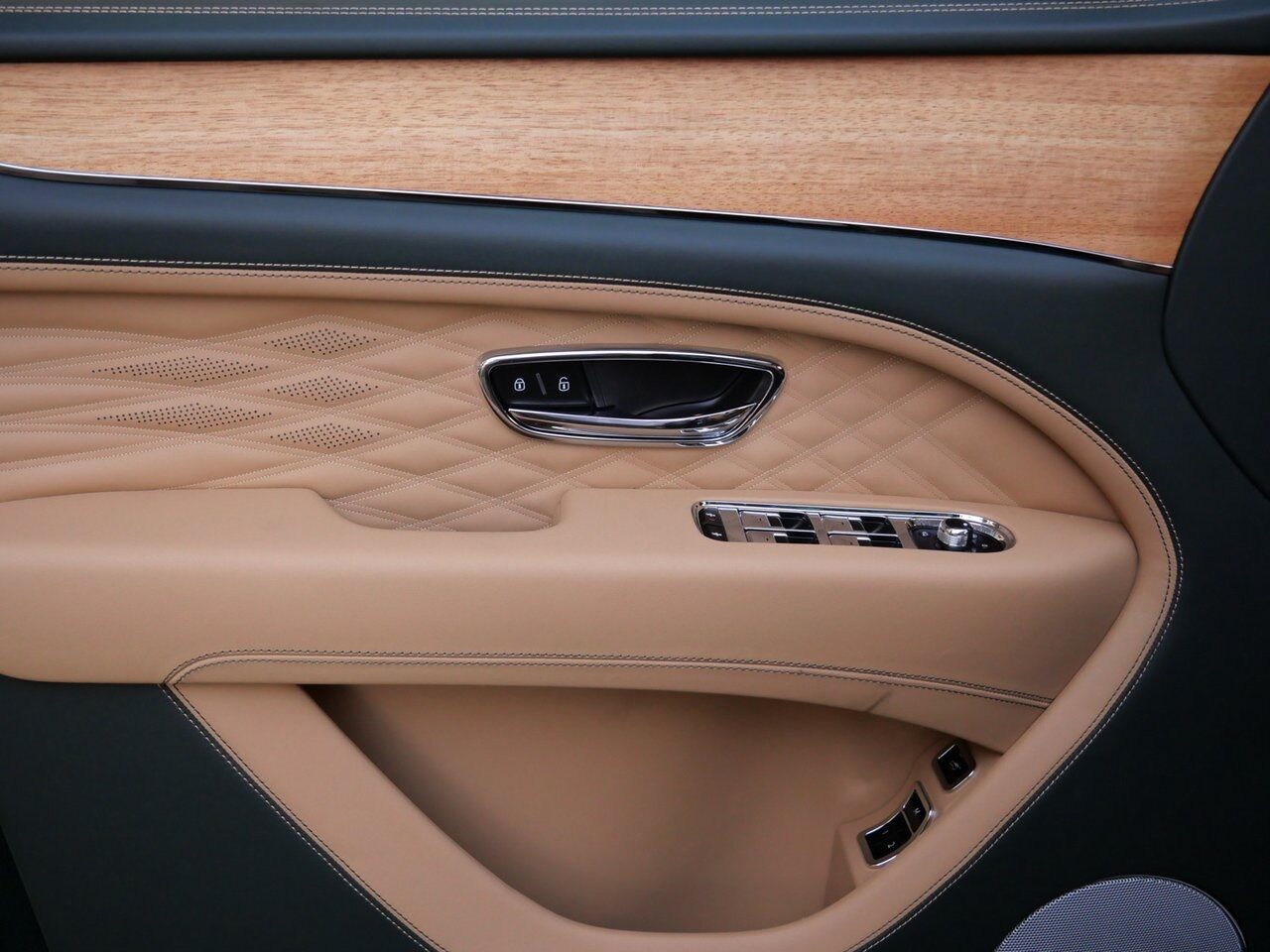 2025 Bentley Bentayga EWB Azure Lawrence KS