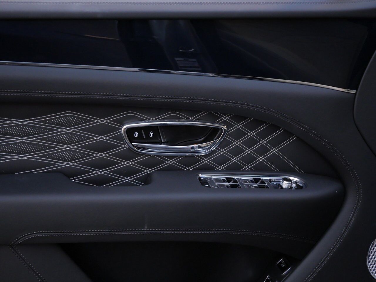 2025 Bentley Bentayga EWB Mulliner Lawrence KS