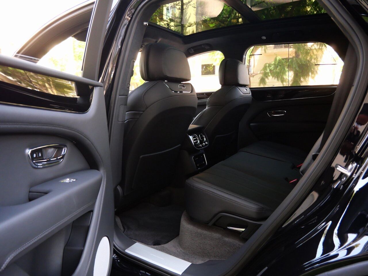 2025 Bentley Bentayga Hybrid Lawrence KS