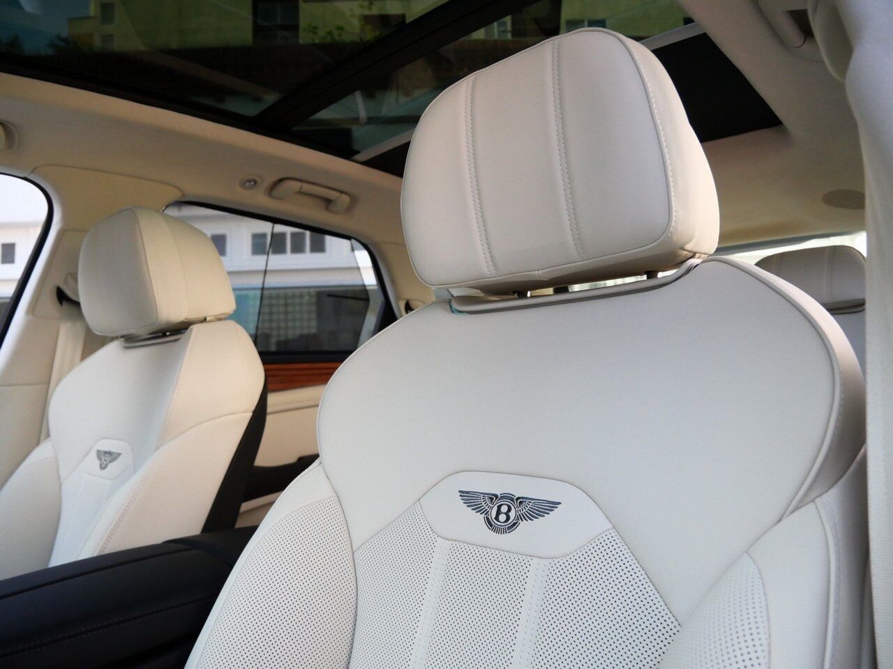 2025 Bentley Bentayga Hybrid Lawrence KS