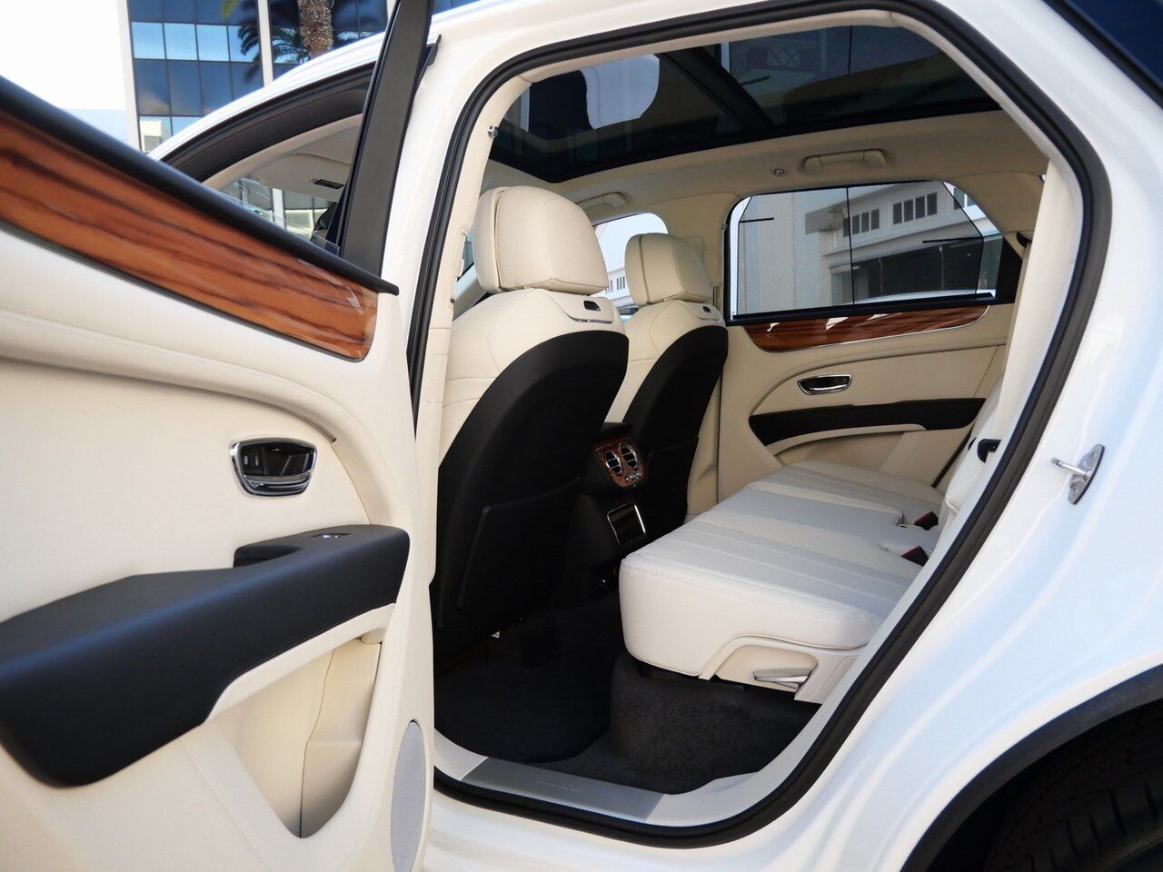 2025 Bentley Bentayga Hybrid Lawrence KS