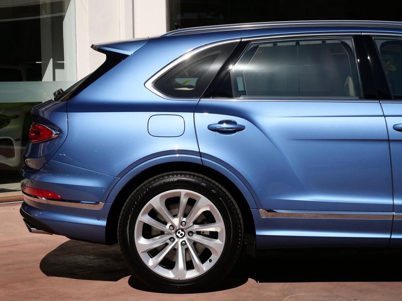 2025 Bentley Bentayga Hybrid V6 Lawrence KS