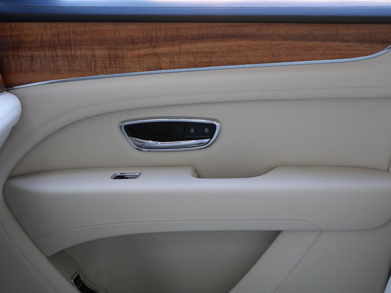 2025 Bentley Bentayga Hybrid V6 Lawrence KS