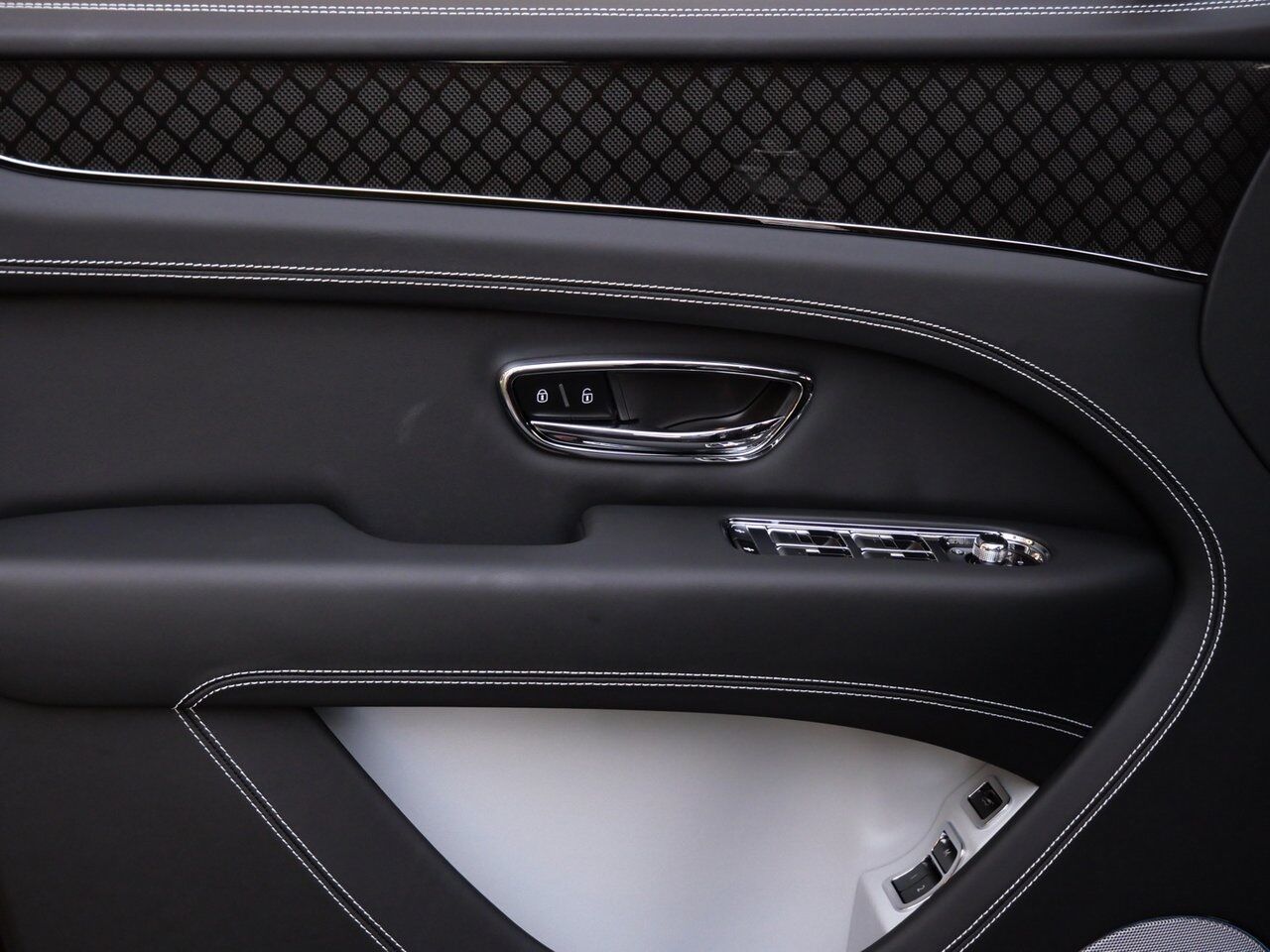 2025 Bentley Bentayga S Black Edition Lawrence KS