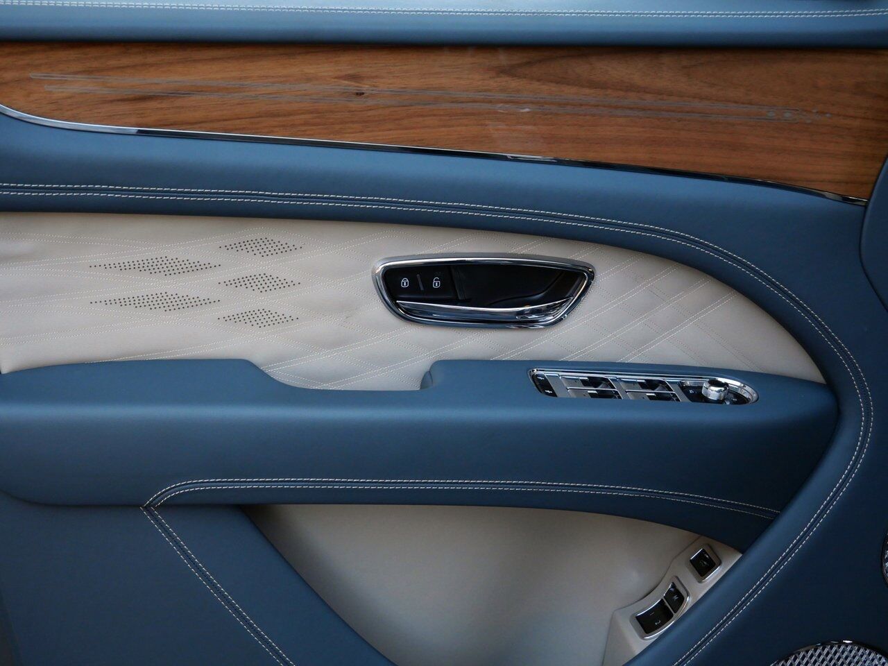 2025 Bentley Bentayga V8 Lawrence KS