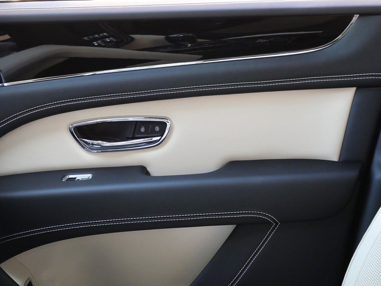 2025 Bentley Bentayga V8 Lawrence KS