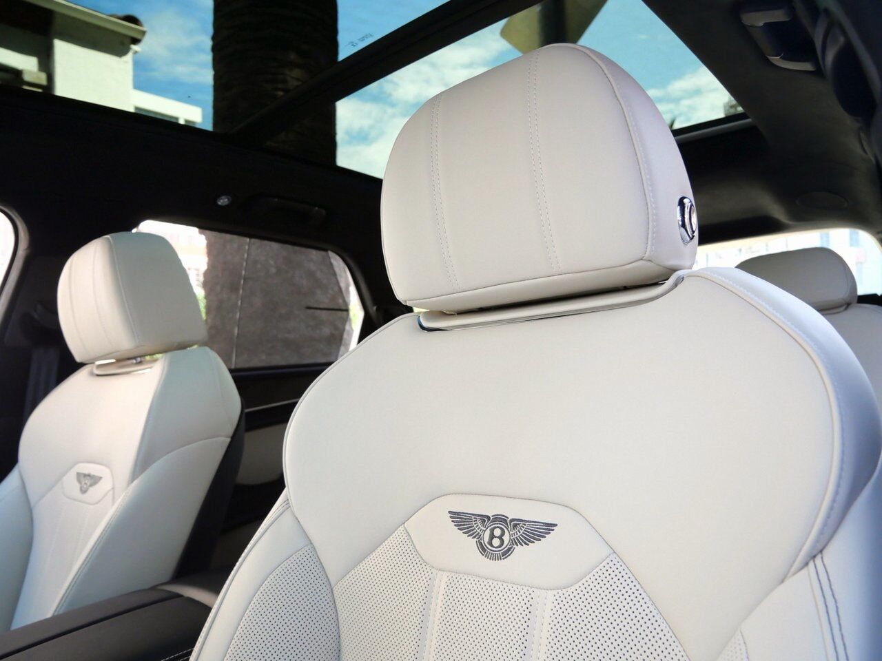 2025 Bentley Bentayga V8 Lawrence KS