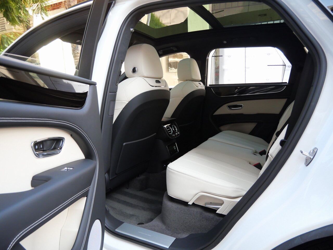 2025 Bentley Bentayga V8 Lawrence KS